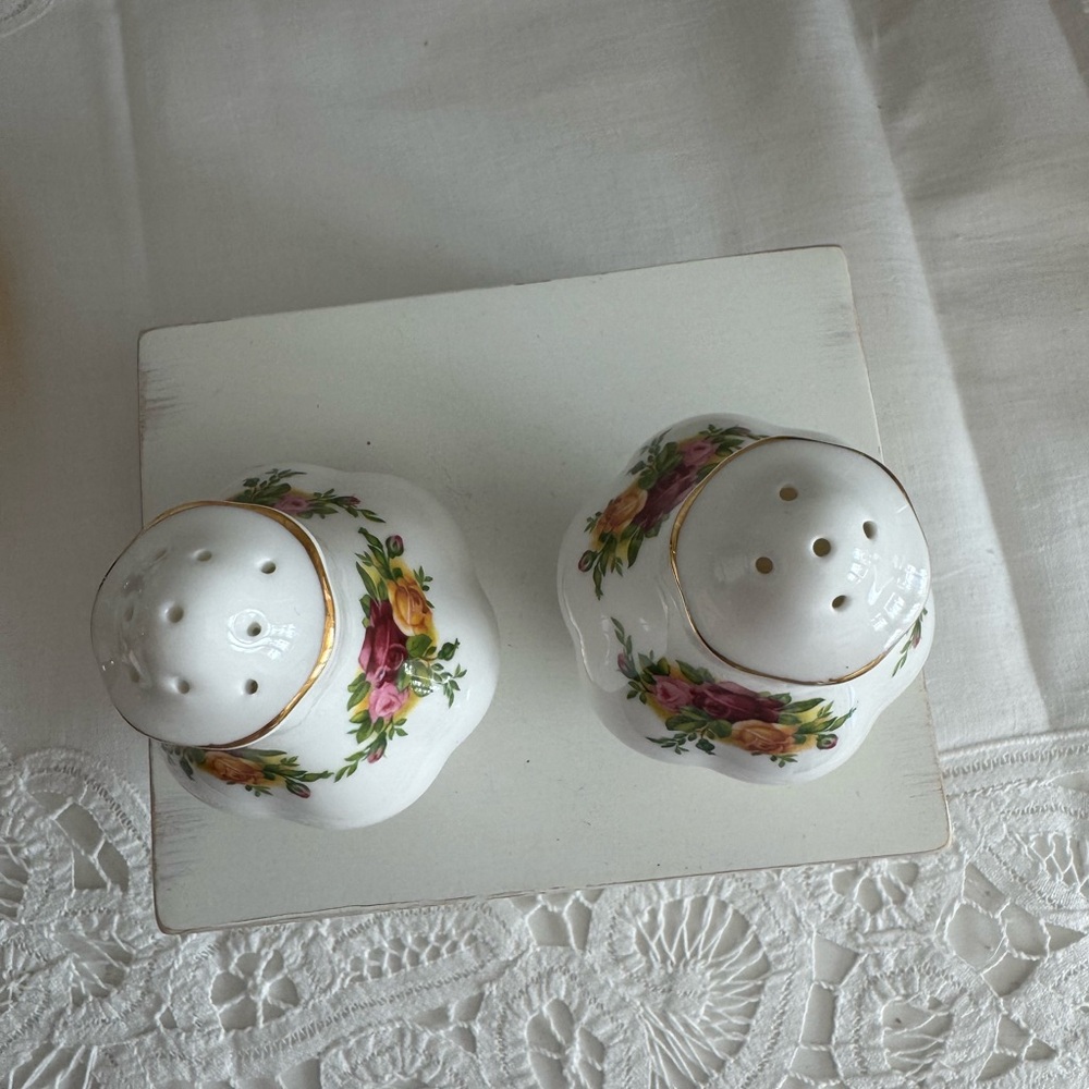 Royal Albert Old Country Roses Salt & Pepper Shakers EUC - Picture 4 of 5